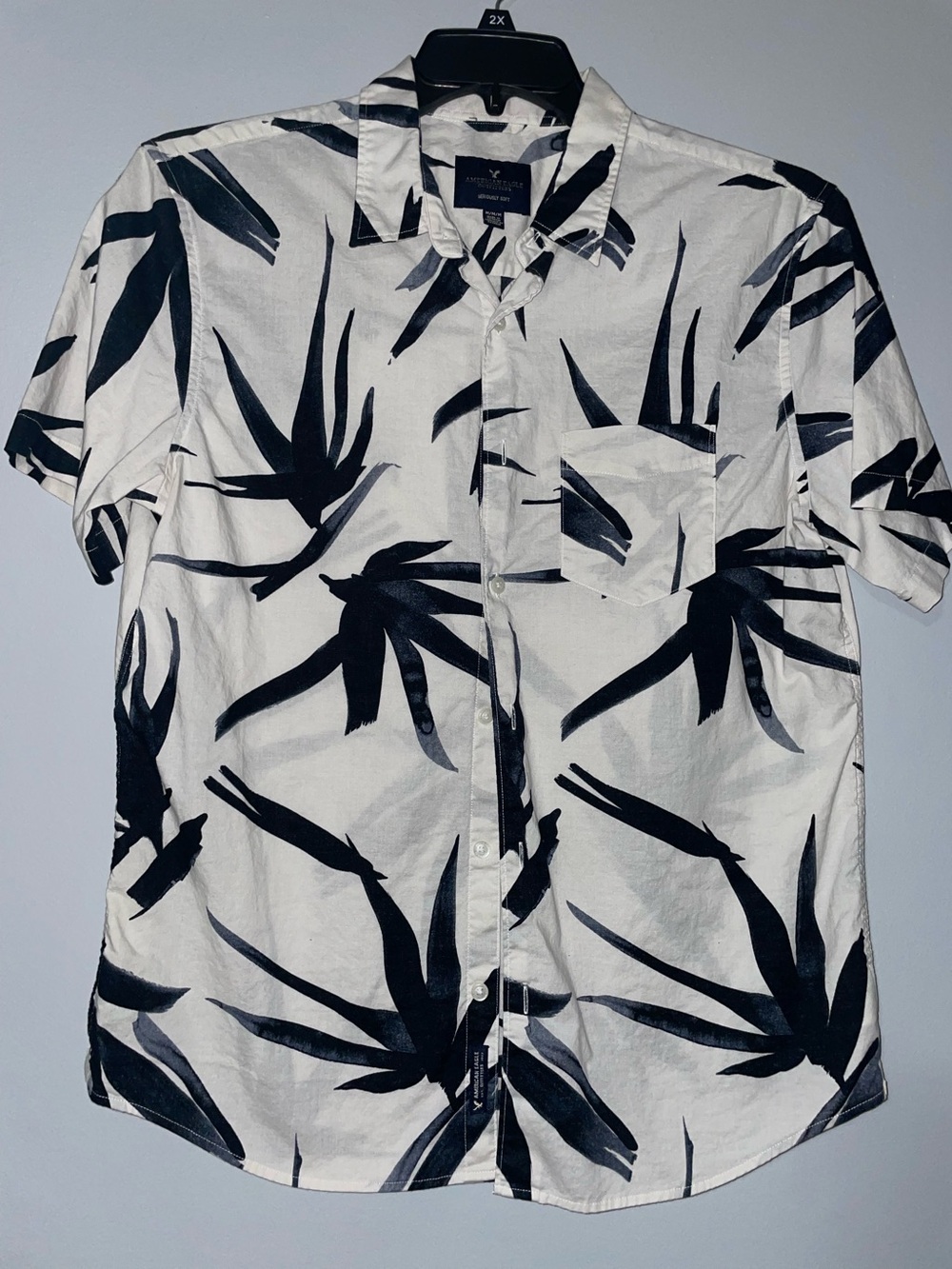 🦅American Eagle Outfitters White & Black Tropical Button-Down Shirt